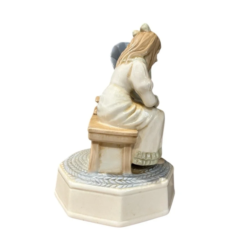 Gibson Multicolor Music‎ Box Girl with Gramophone Otagiri Japan Small